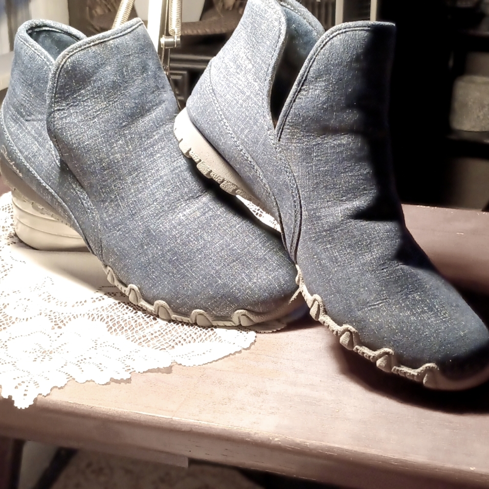 SKECHER'S WOMENS SHOE BOOT! Size 7. THEY HAVE DENIM MATERIAL LOOK!